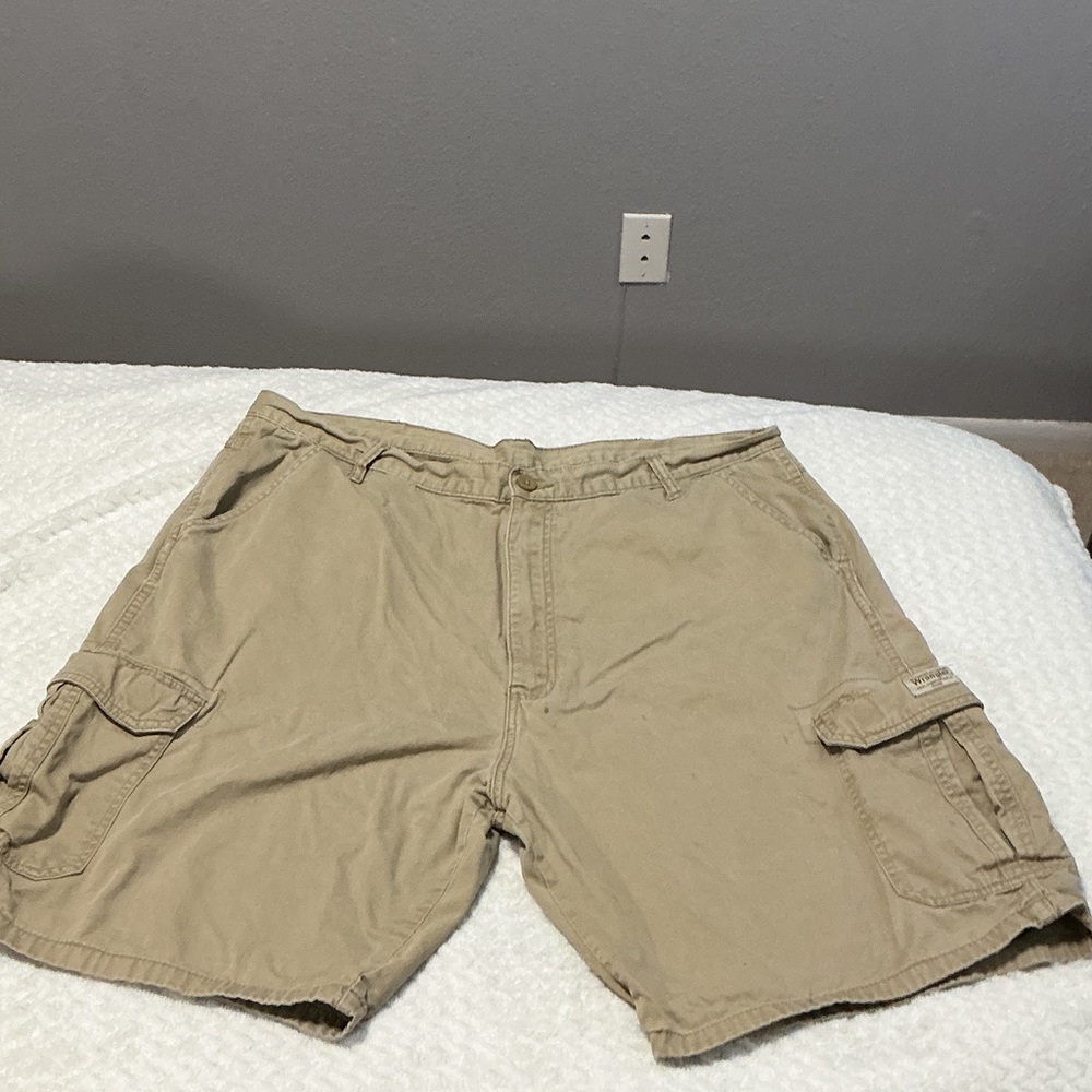Wrangler Men's Cargo Shorts in Khaki Tan Sz 40 small spec on front 0933